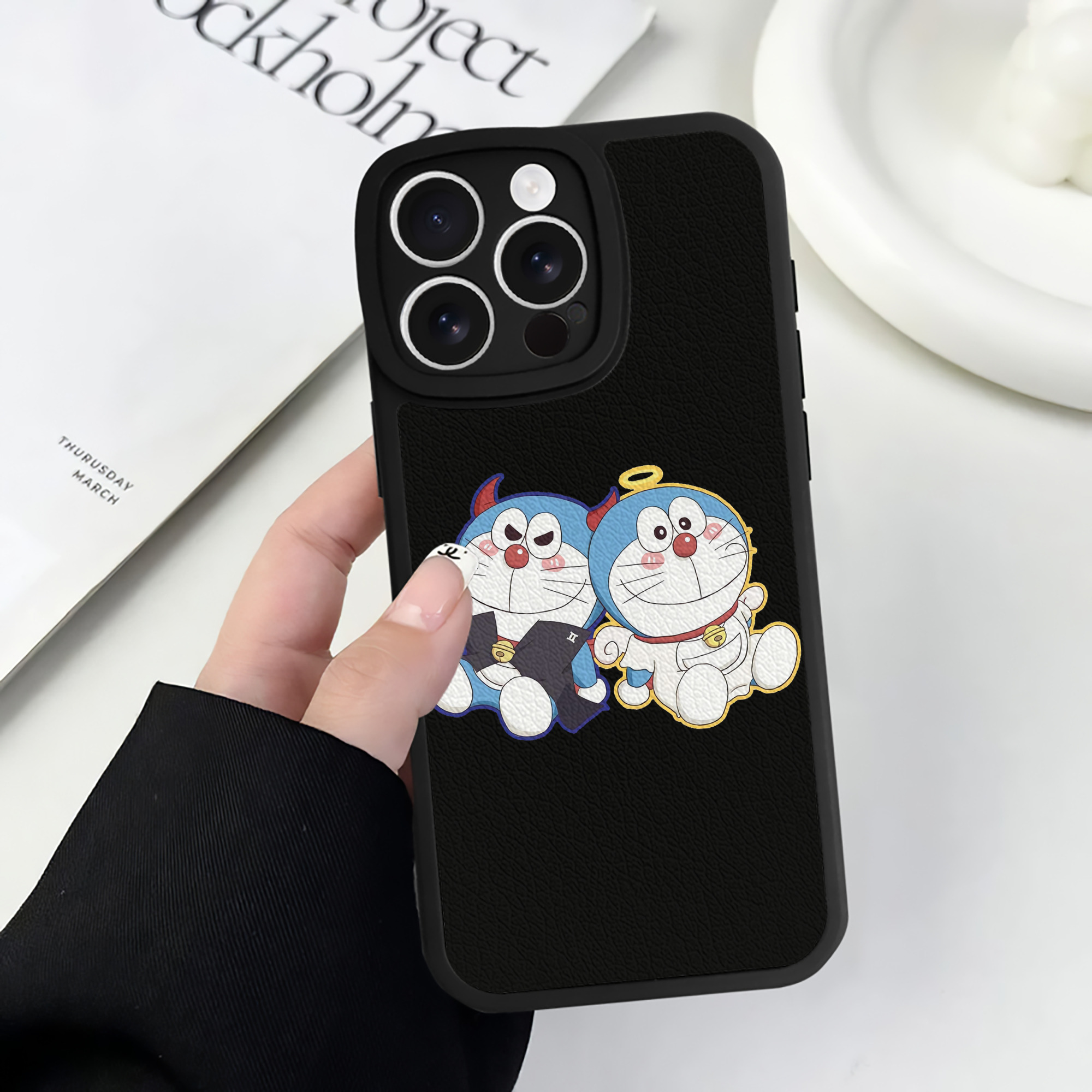 （画像用） ドラえもん Doraemon 【iPhone 16シリーズ対応】シリコンスマホケース（レザー調） 材質：シリコン